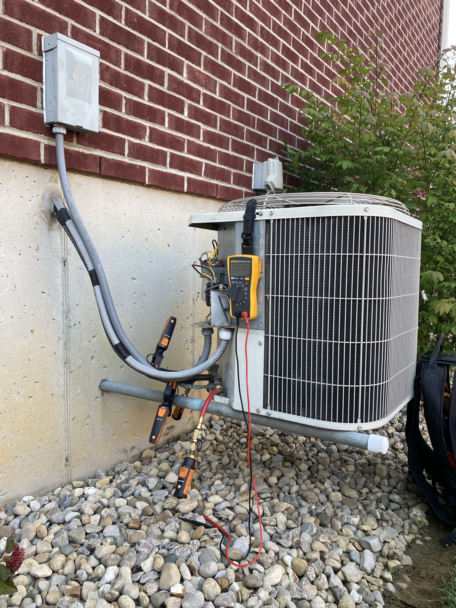 Gauges testing Air Conditioner